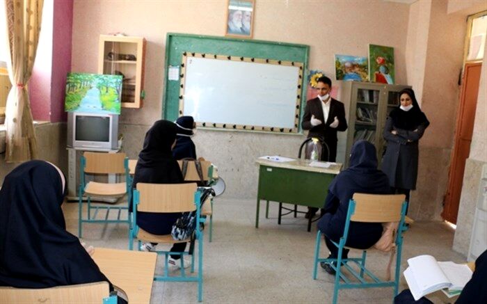 حضور دانش آموزان پایه دوازدهم بعد از تعطیلات کرونایی در مدارس