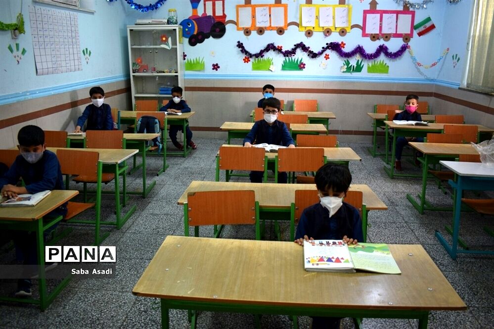 حضور دانش‌آموزان و معلمان در مدارس در روزهای کرونایی گله‌دار