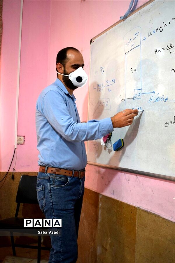 حضور دانش‌آموزان و معلمان در مدارس در روزهای کرونایی گله‌دار