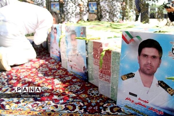 تشییع پیکر پاک ۵ شهید حادثه شناور کنارک نیروی دریایی ارتش در بوشهر