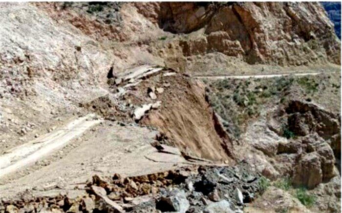 مسدود شدن یک راه روستایی در ساوه بر اثر رانش زمین