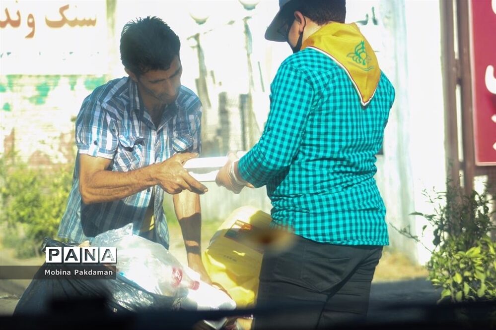 همکاری دانش‌آموزان پیشتاز مازندران در پخش غذا میان نیازمندان