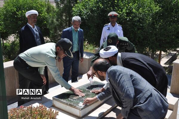 غبارروبی وعطر افشانی  مزار شهدای شهرستان خوسف به مناسبت سوم خردادماه