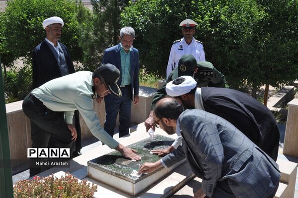 غبارروبی وعطر افشانی  مزار شهدای شهرستان خوسف به مناسبت سوم خردادماه