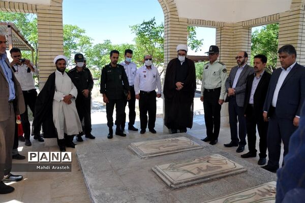غبارروبی وعطر افشانی  مزار شهدای شهرستان خوسف به مناسبت سوم خردادماه