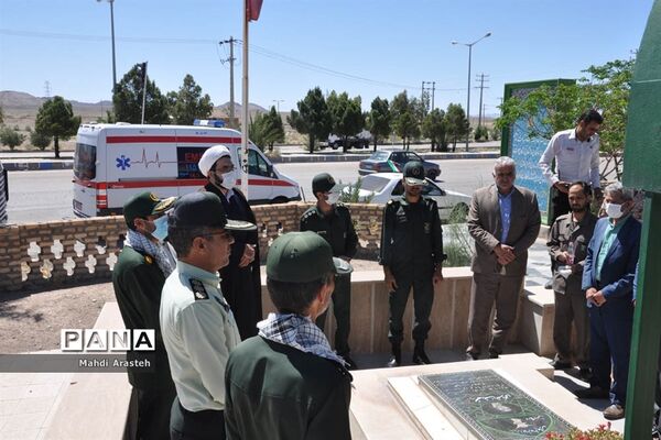 غبارروبی وعطر افشانی  مزار شهدای شهرستان خوسف به مناسبت سوم خردادماه