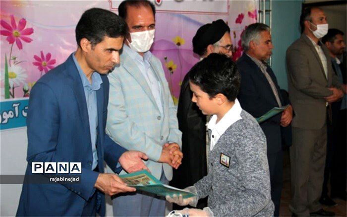 تجلیل از برگزیدگان برنامه هاو مسابقات هفته معلم ابرکوه برگزار شد