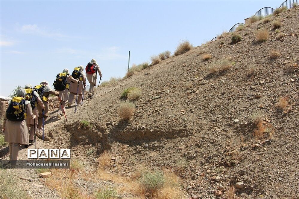 تولید محتوای آموزش کوهنوردی در اردوی یک روزه سازمان دانش آموزی