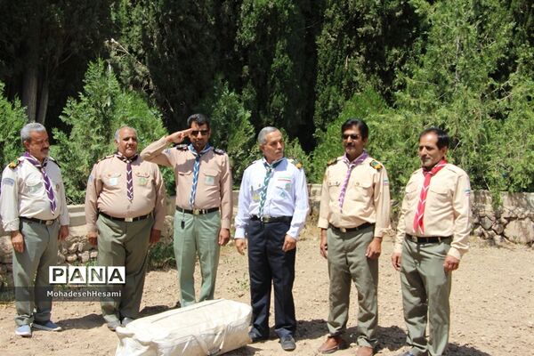 آموزش برپایی چادر در اردوی سازمان دانش‌آموزی