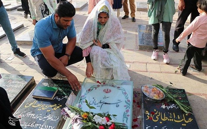 زوج جوان سیرجانی زندگی مشترک خود را از جوار مزار حاج قاسم سلیمانی آغاز کردند + تصاویر
