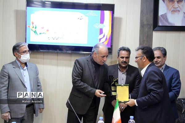 تجلیل از عوامل اجرایی ستاد بزرگداشت مقام معلم اداره آموزش و پرورش شهرستان بیرجند