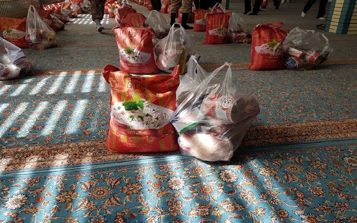 کمیته امداد ۱۱۰۰ بسته معیشتی بین خانواده‌های نیازمند اشنویه توزیع کرد