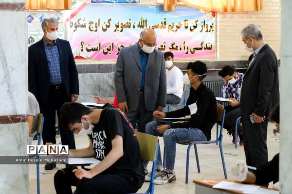 بازدید مدیرکل آموزش و پرورش آذربایجان غربى از نحوه برگزارى امتحانات نهایى