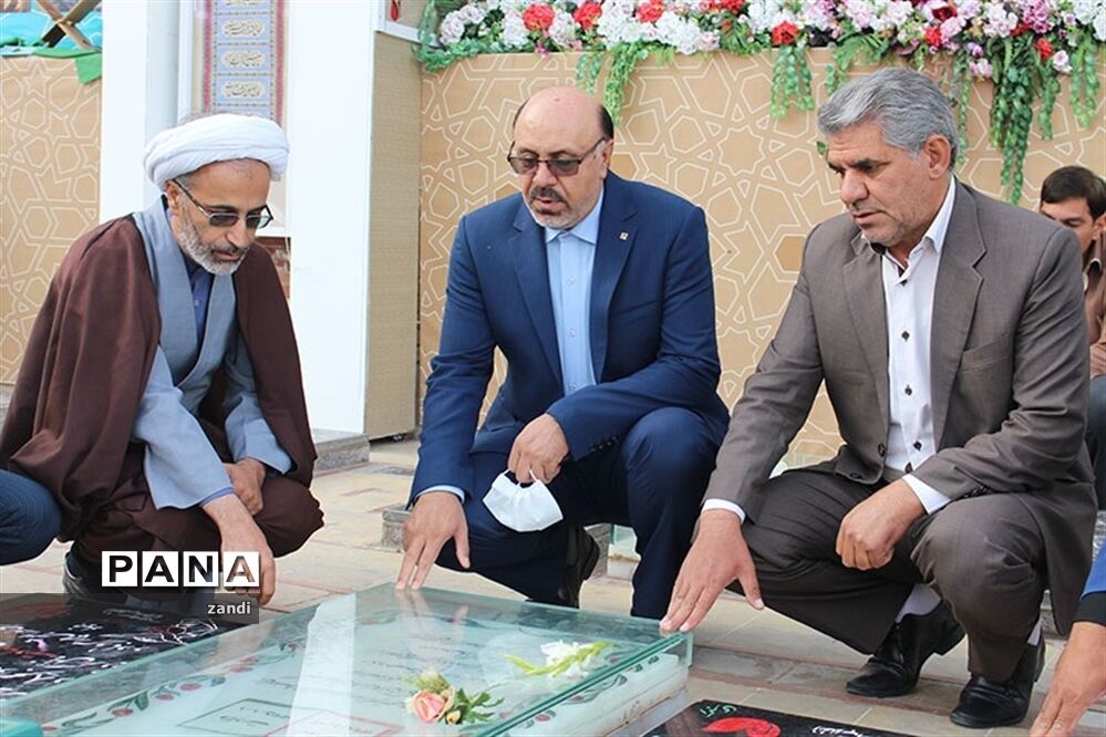 حضور مشاورمعاون پرورشی وزارت آموزش وپرورش در گلزاری شهدای کرمان