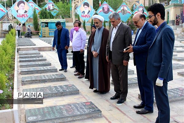 حضور مشاورمعاون پرورشی وزارت آموزش وپرورش در گلزاری شهدای کرمان