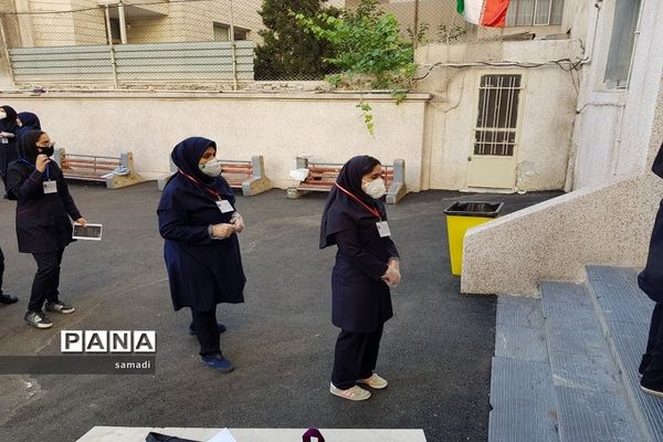 حضور پرشور دانش‌آموزان پایه دوازدهم منطقه 13 در حوزه‌های امتحانی