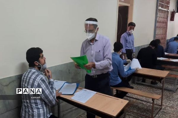 حضور پرشور دانش‌آموزان پایه دوازدهم منطقه 13 در حوزه‌های امتحانی