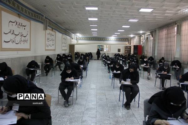 حضور پرشور دانش‌آموزان پایه دوازدهم منطقه 13 در حوزه‌های امتحانی