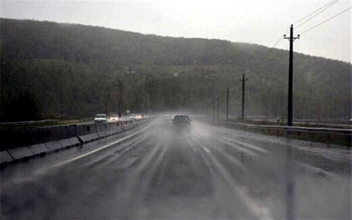 بارش باران در محورهای مواصلاتی ۵ استان کشور