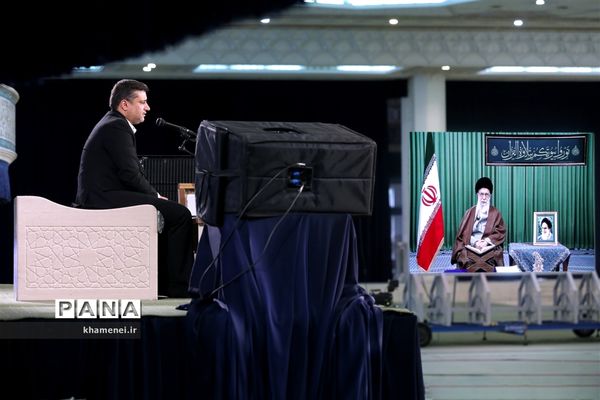 محفل انس با قرآن کریم، با حضور رهبر انقلاب اسلامی از طریق ارتباط تصویری با چند تن از قاریان ممتاز کشور