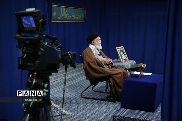 محفل انس با قرآن کریم، با حضور رهبر انقلاب اسلامی از طریق ارتباط تصویری با چند تن از قاریان ممتاز کشور
