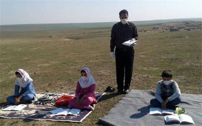 انسانیت یک معلم در فقدان تکنولوژی: آموزش به ۸ دانش‌آموز عشایر با رعایت فاصله اجتماعی