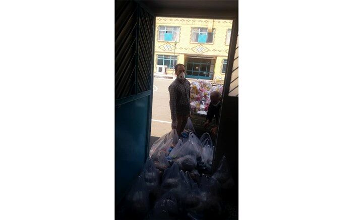 کمک دانش‌آموزان منطقه۱۷ به نیازمندان، با شیوع کرونا تعطیل نشد