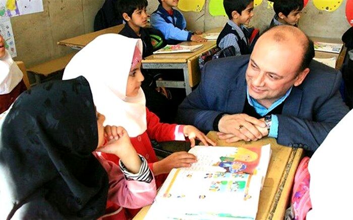سیفی: خیرین مدرسه‌ساز می‌توانند به جای ساختن «سازه‌های ساختمانی»،« وسایل فرهنگی» به دانش‌آموزان هدیه دهند
