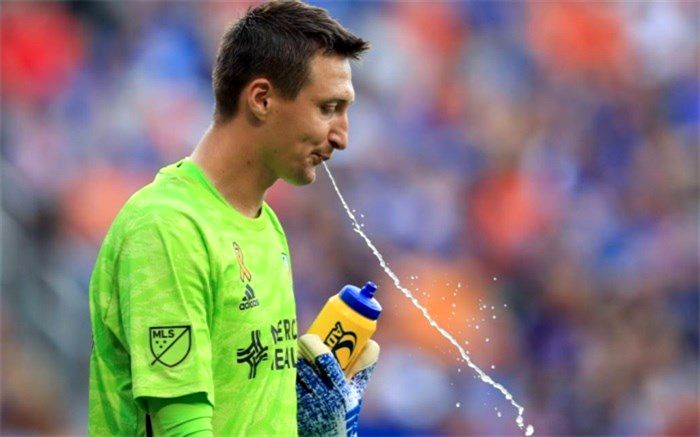 فیفا برای انداختن آب دهان روی زمین جریمه تعیین می‌کند