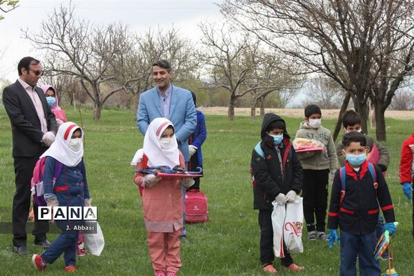 توزیع بسته‌های آموزشی توسط مدیر‌کل آموزش و پرورش استان زنجان در مناطق محروم