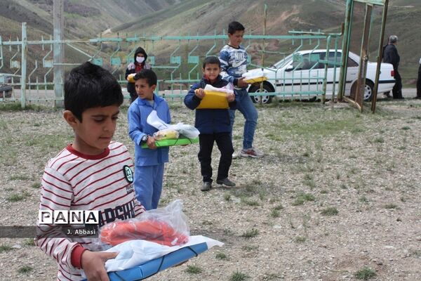 توزیع بسته‌های آموزشی توسط مدیر‌کل آموزش و پرورش استان زنجان در مناطق محروم