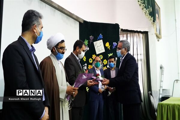 برگزاری همایش تجلیل از معلمان نمونه در شهرستان کازرون