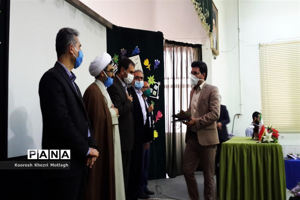 برگزاری همایش تجلیل از معلمان نمونه در شهرستان کازرون
