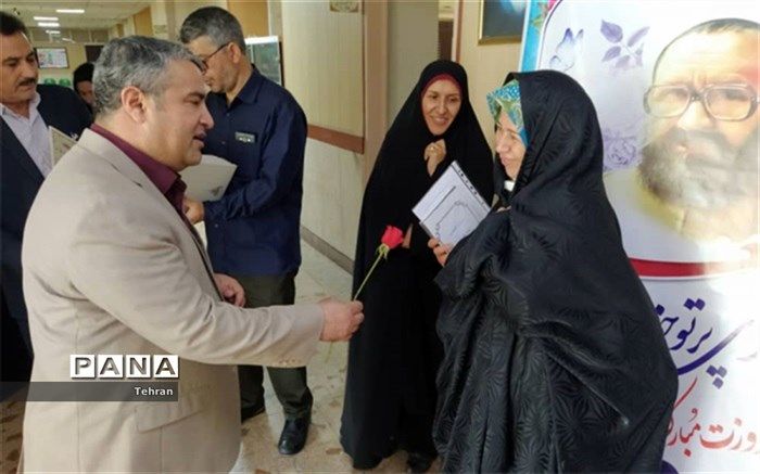 مهدی نیکبخت با تقدیم گل از همکاران اداری، به نمایندگی از خانواده فرهنگیان تقدیر کرد