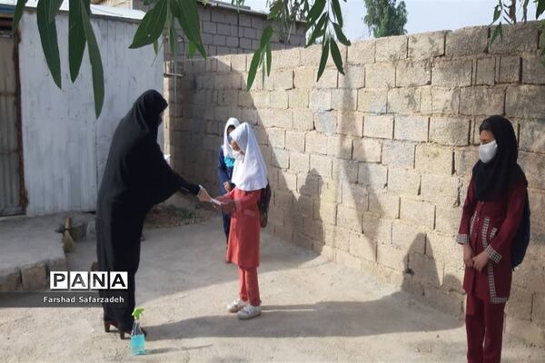 آموزش دانش‌آموزان عشایر همچنان ادامه دارد