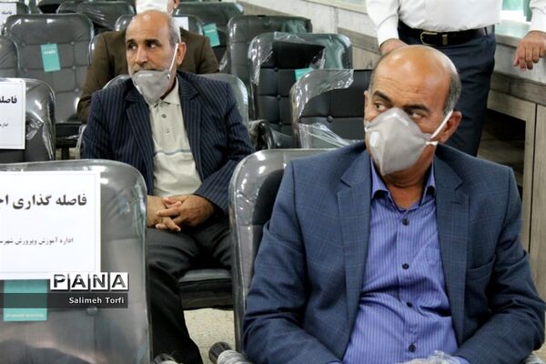 تقدیر ازمدیران و معلمان نمونه شهرستان حمیدیه با حفظ رعایت  فاصله اجتماعی