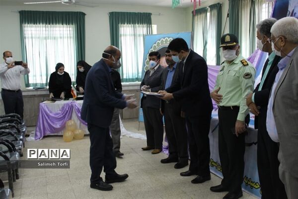 تقدیر ازمدیران و معلمان نمونه شهرستان حمیدیه با حفظ رعایت  فاصله اجتماعی