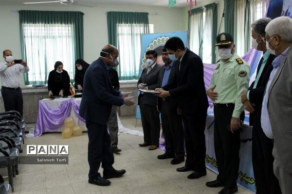 تقدیر ازمدیران و معلمان نمونه شهرستان حمیدیه با حفظ رعایت  فاصله اجتماعی
