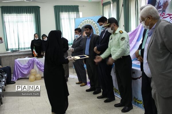تقدیر ازمدیران و معلمان نمونه شهرستان حمیدیه با حفظ رعایت  فاصله اجتماعی