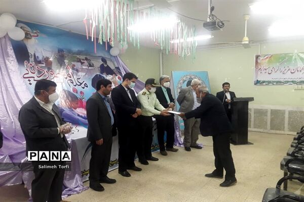 تقدیر ازمدیران و معلمان نمونه شهرستان حمیدیه با حفظ رعایت  فاصله اجتماعی
