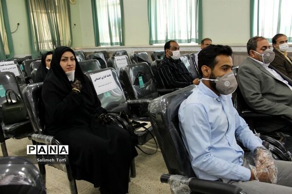 تقدیر ازمدیران و معلمان نمونه شهرستان حمیدیه با حفظ رعایت  فاصله اجتماعی