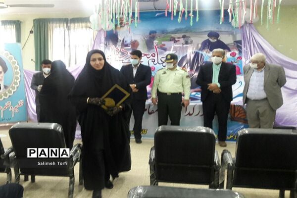 تقدیر ازمدیران و معلمان نمونه شهرستان حمیدیه با حفظ رعایت  فاصله اجتماعی