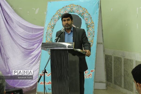 تقدیر ازمدیران و معلمان نمونه شهرستان حمیدیه با حفظ رعایت  فاصله اجتماعی