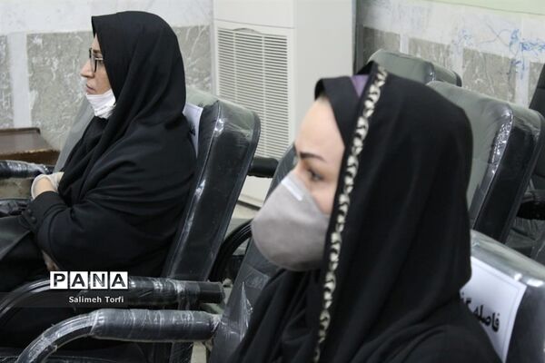 تقدیر ازمدیران و معلمان نمونه شهرستان حمیدیه با حفظ رعایت  فاصله اجتماعی