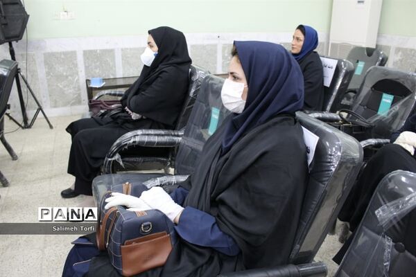 تقدیر ازمدیران و معلمان نمونه شهرستان حمیدیه با حفظ رعایت  فاصله اجتماعی