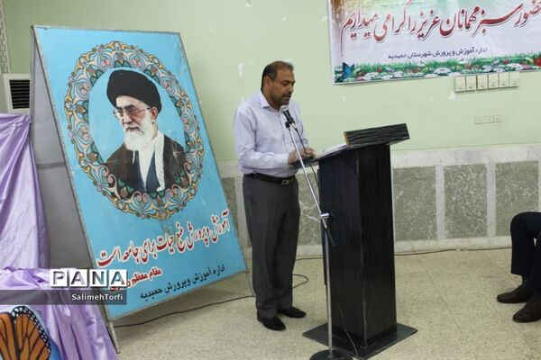 تقدیر ازمدیران و معلمان نمونه شهرستان حمیدیه با حفظ رعایت  فاصله اجتماعی