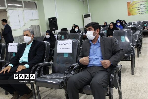 تقدیر ازمدیران و معلمان نمونه شهرستان حمیدیه با حفظ رعایت  فاصله اجتماعی