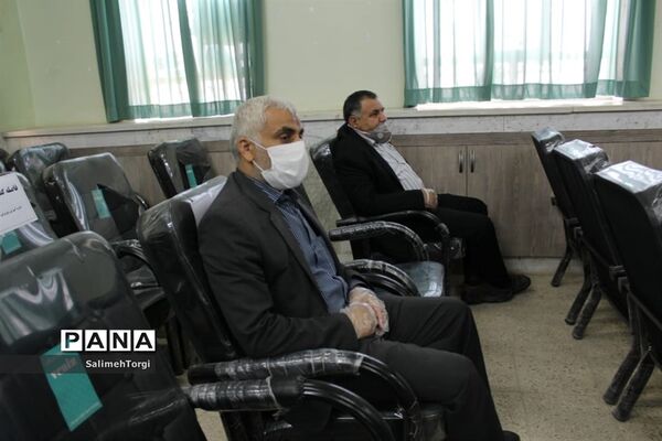 تقدیر ازمدیران و معلمان نمونه شهرستان حمیدیه با حفظ رعایت  فاصله اجتماعی