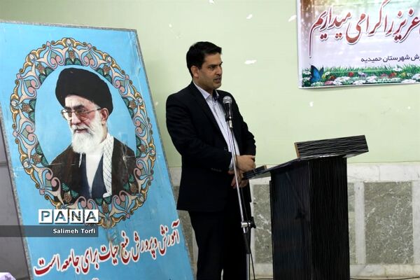 تقدیر ازمدیران و معلمان نمونه شهرستان حمیدیه با حفظ رعایت  فاصله اجتماعی