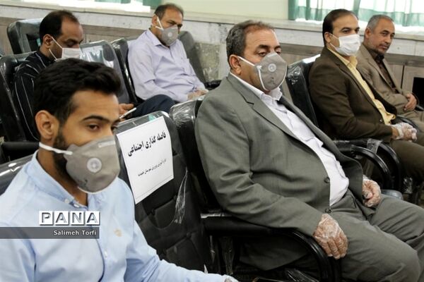 تقدیر ازمدیران و معلمان نمونه شهرستان حمیدیه با حفظ رعایت  فاصله اجتماعی